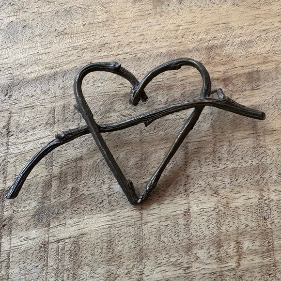 Antiqued brass grapevine-like rustic heart pin - Picture 8 of 8